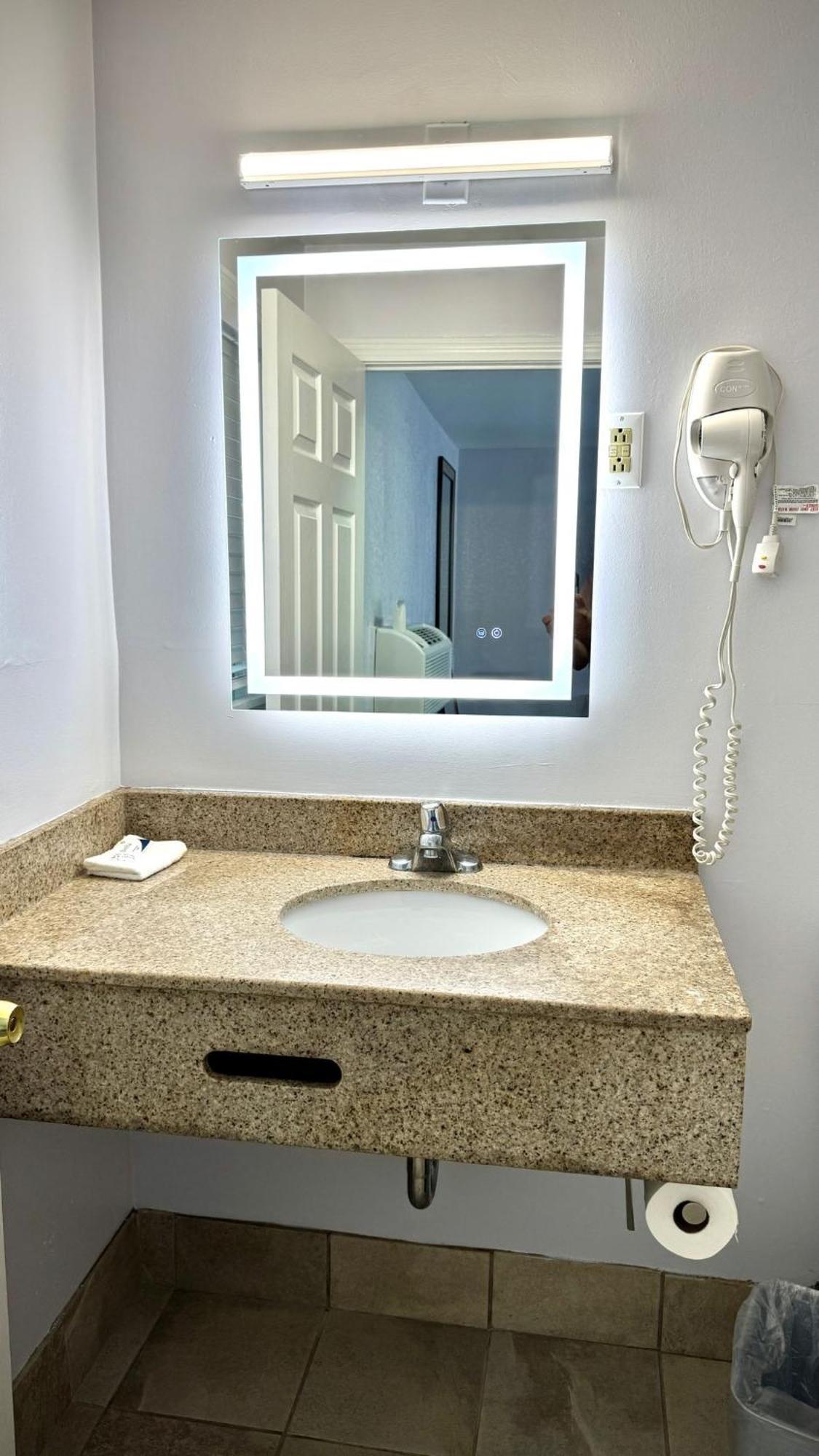 Chisholm'S Motor Inn Saugus Dış mekan fotoğraf