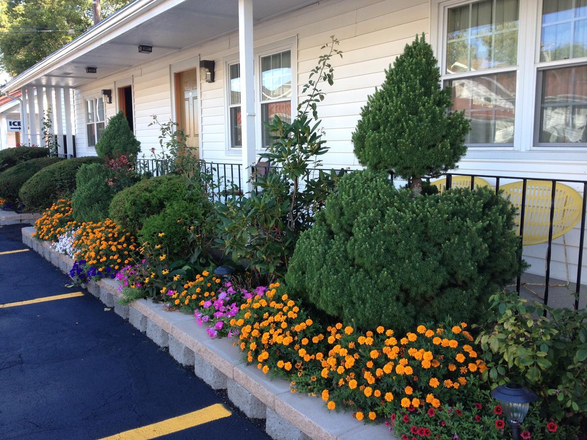 Chisholm'S Motor Inn Saugus Dış mekan fotoğraf
